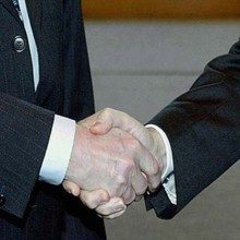 savoir-vivre-w-biznesie-podawanie-reki_m-9571851